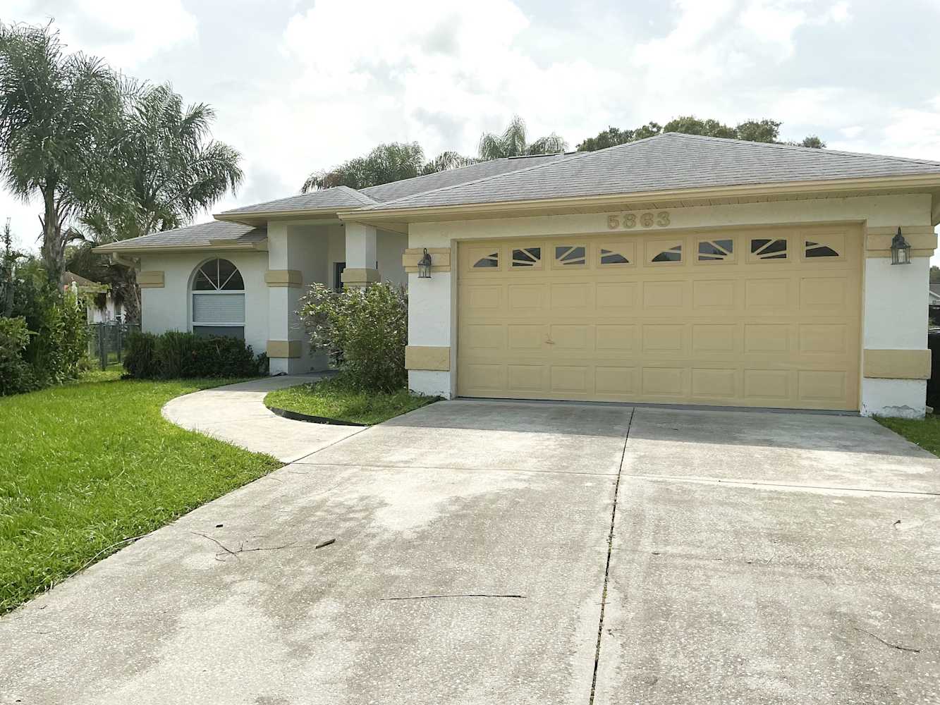 Front of 5863 Covington Way, Sarasota, FL