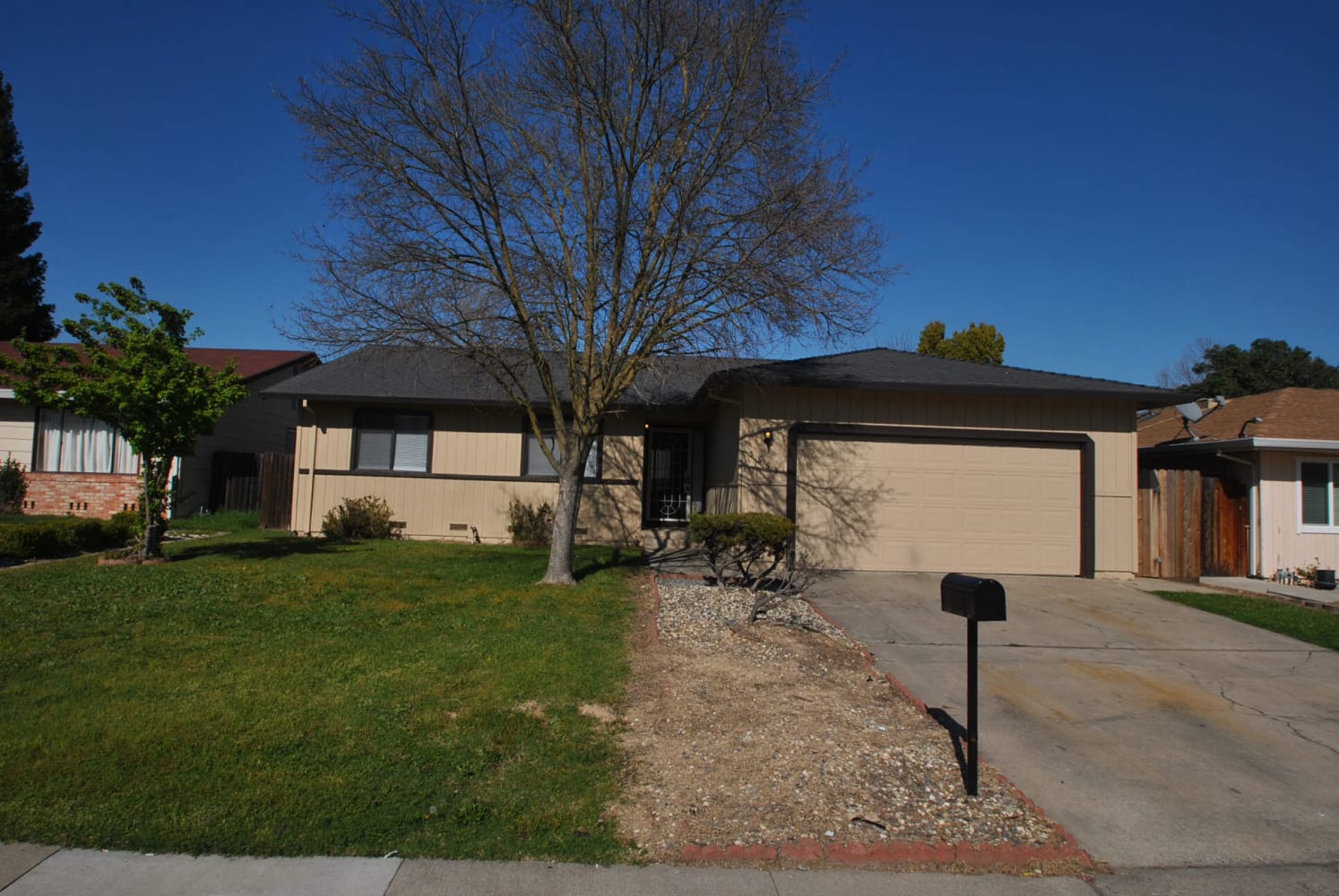 Front of 5865 La Castana Way, Sacramento, CA