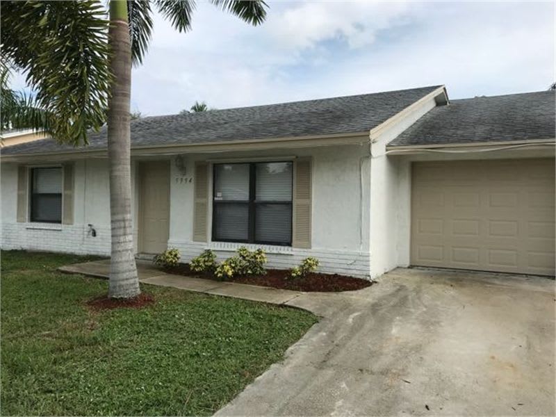 Front of 5994 Ithaca Cir W, Lake Worth, FL