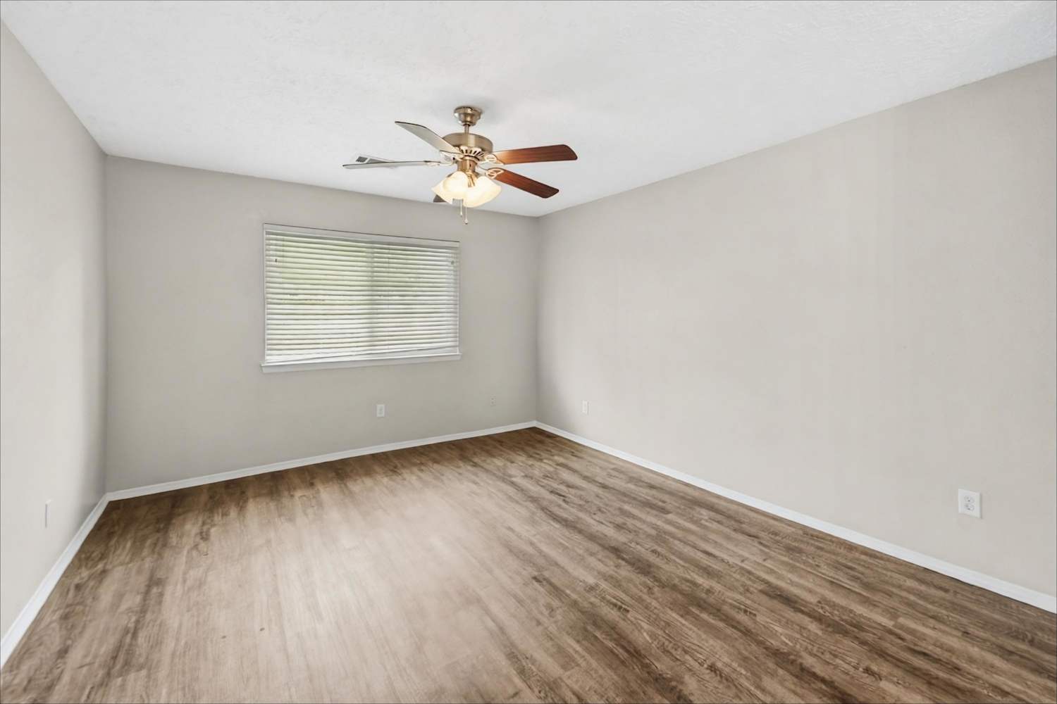 602 Dixie Drive, League City photo 3