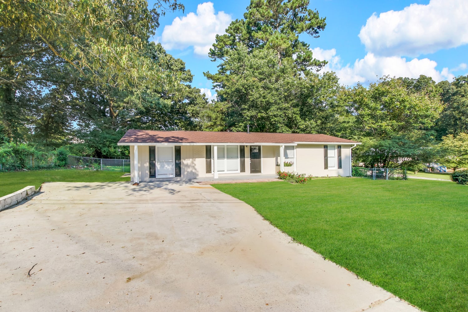 Front of 6069 Wisteria Ln, Lithia Springs, GA