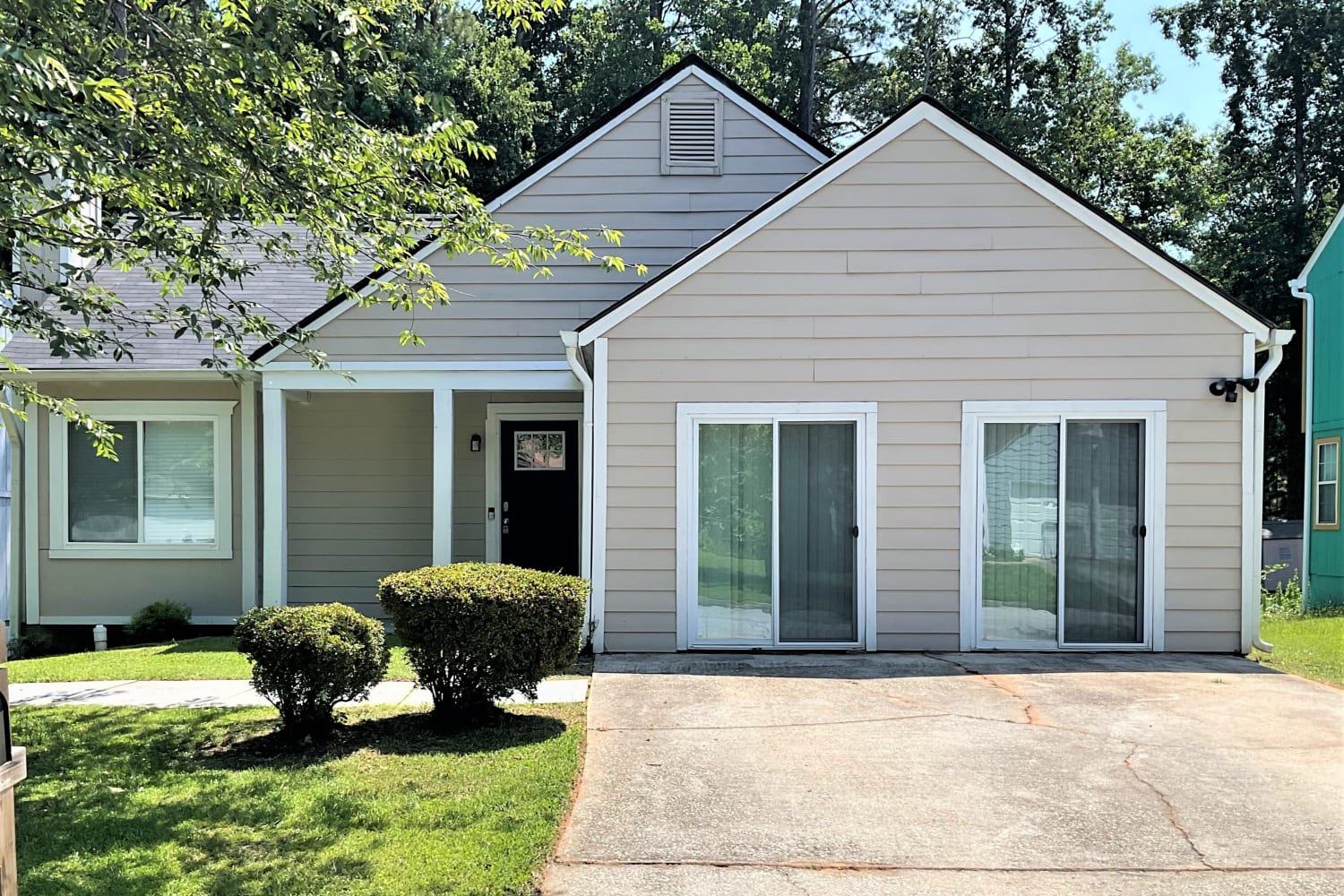 Front of 610 Woodcrest Manor Dr, Stone Mountain, GA