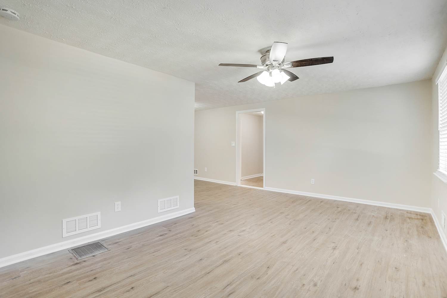 6265 Lakeview Dr, Douglasville photo 8