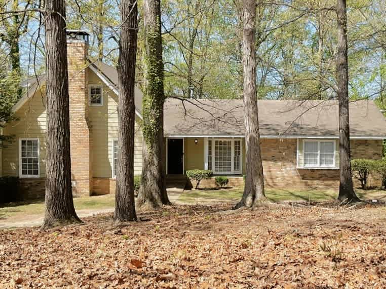 Front of 6297 Queens Ct, Riverdale, GA