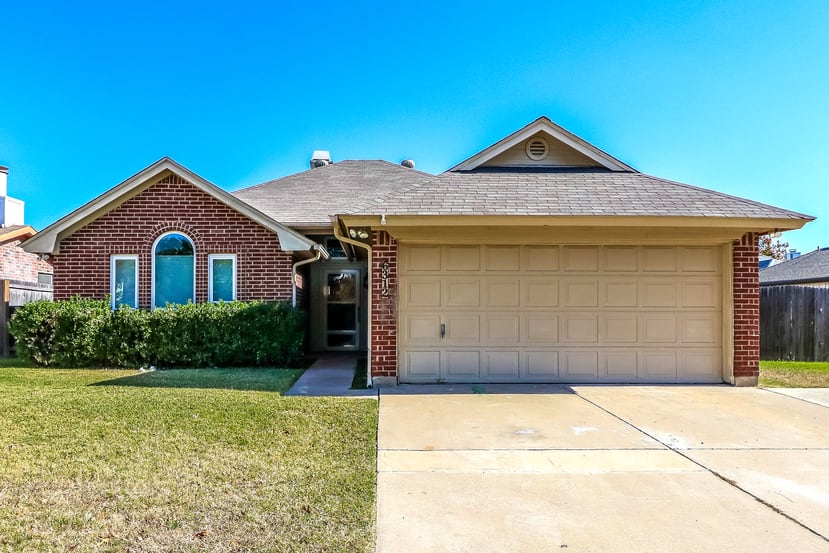 Front of 6312 Longmont Trl, Fort Worth, TX