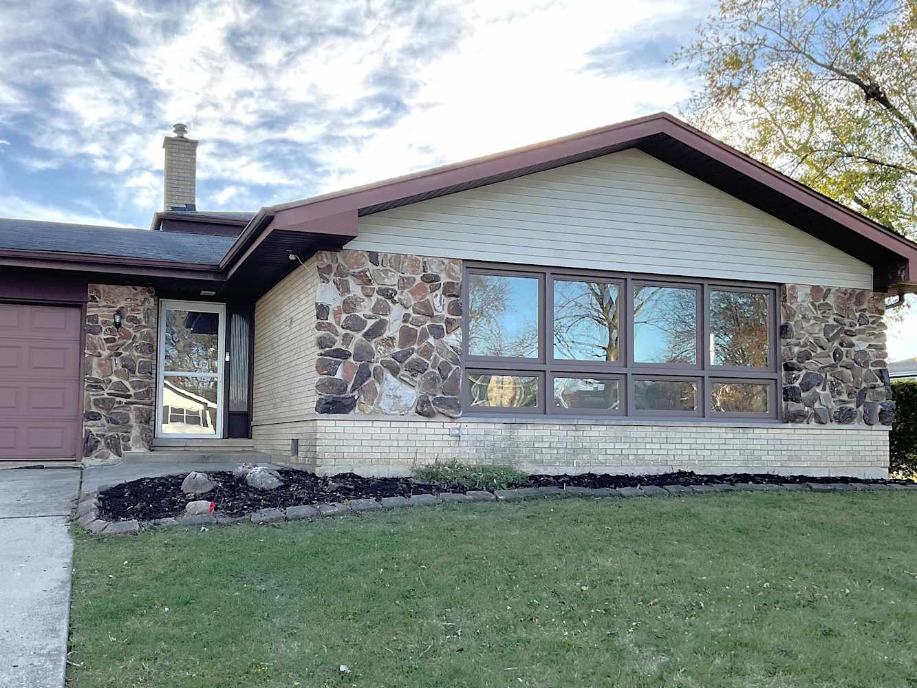 Front of 635 Lamorak Dr, Schaumburg, IL