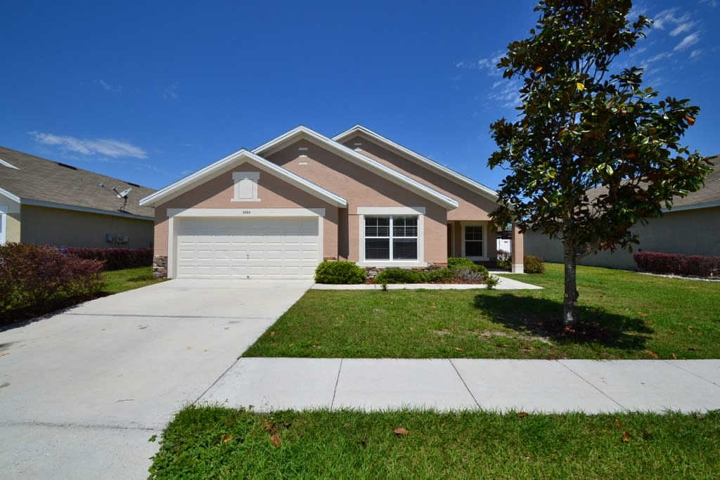 Front of 6553 Crescent Loop, Winter Haven, FL