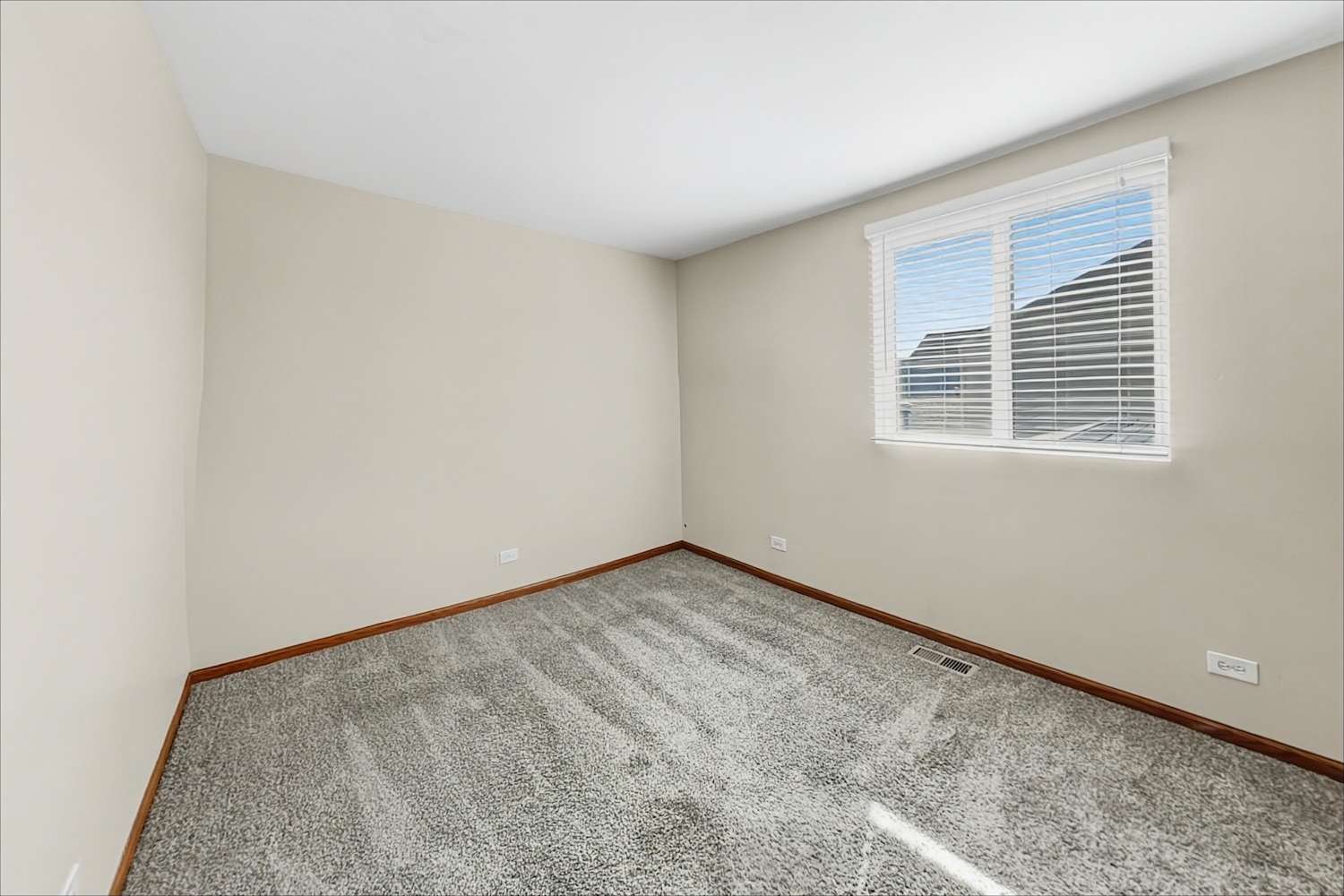 667 Four Seasons Blvd, Aurora photo 3