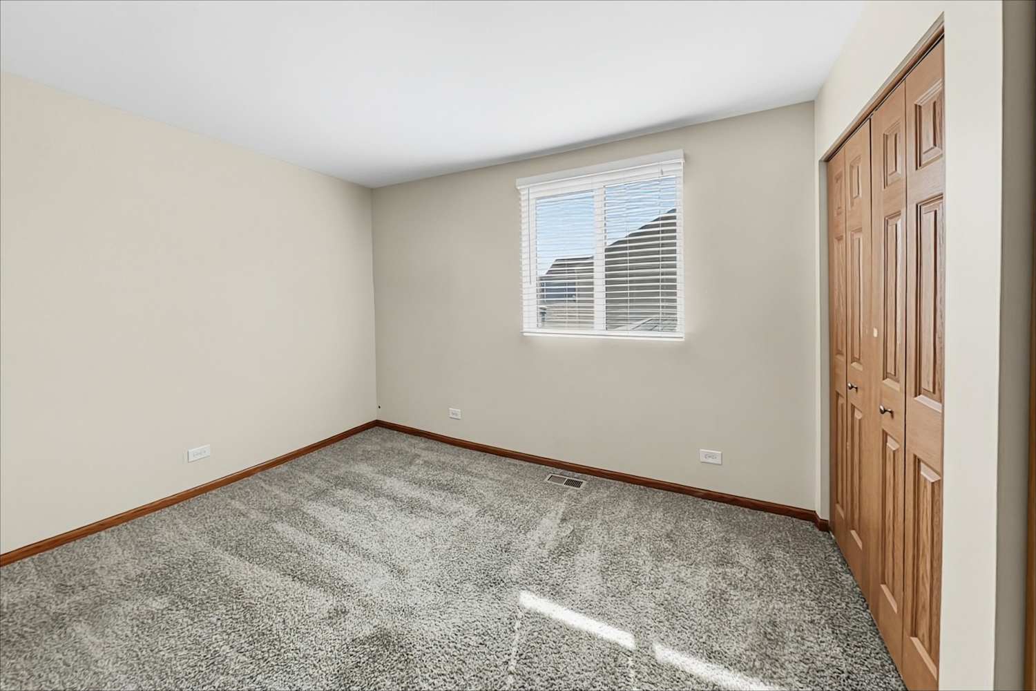 667 Four Seasons Blvd, Aurora photo 2