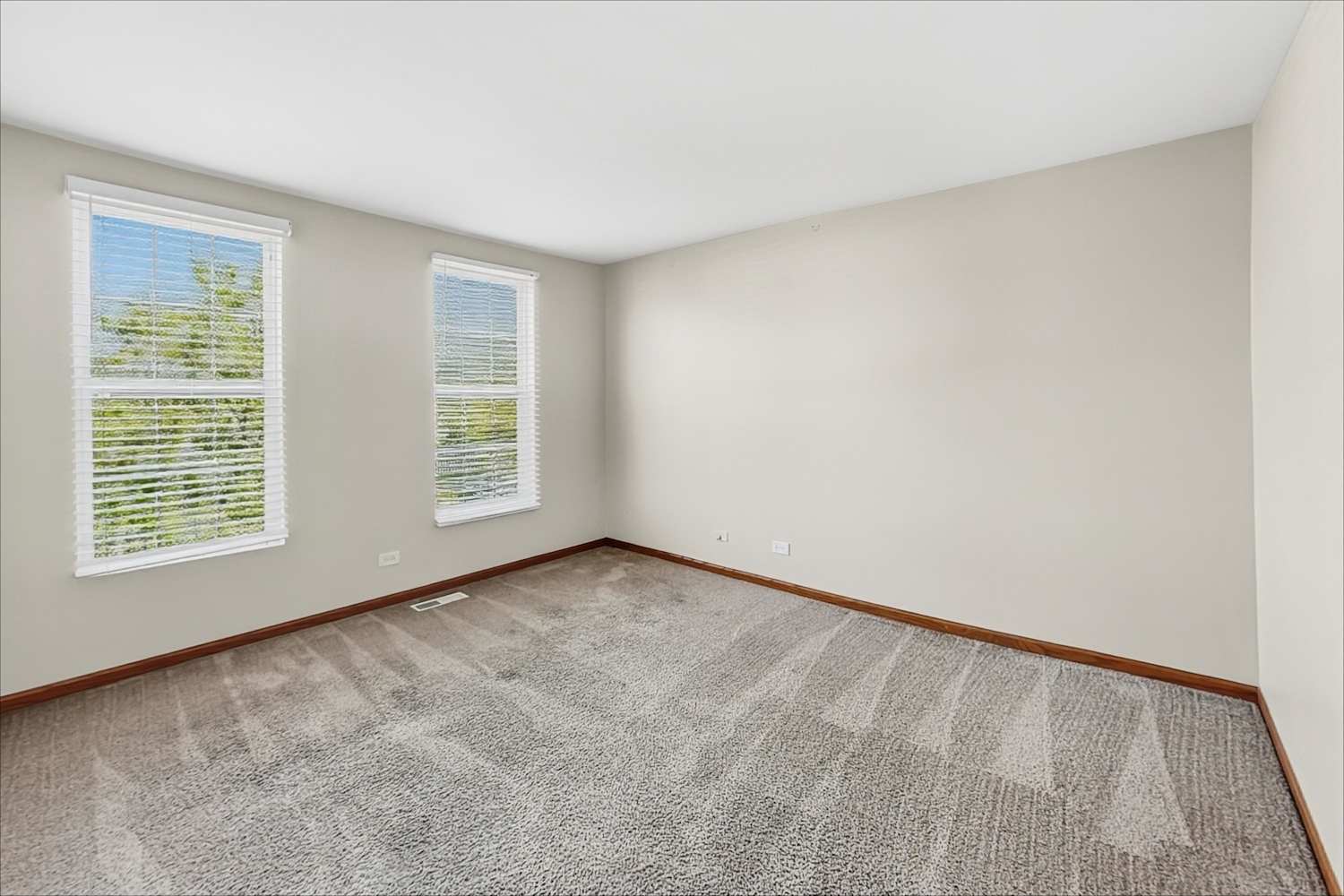 667 Four Seasons Blvd, Aurora photo 5