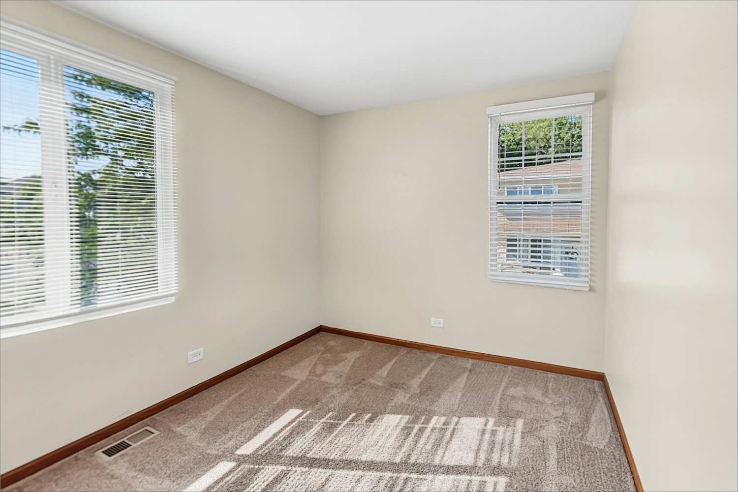 667 Four Seasons Blvd, Aurora photo 1