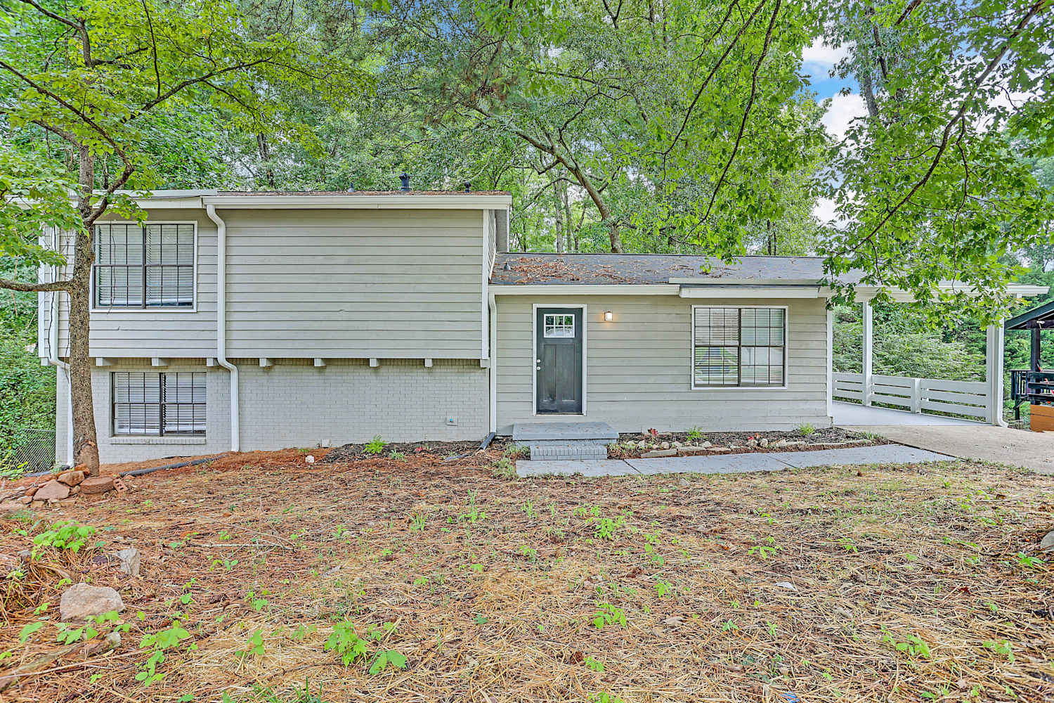 Front of 678 Lakeridge Dr Se, Conyers, GA