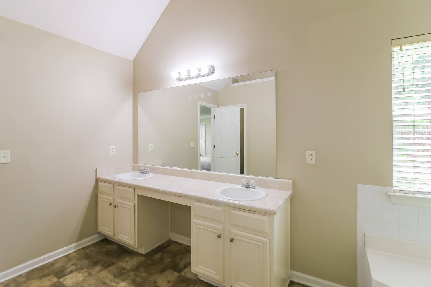 6853 Fireside Ln, Atlanta photo 13