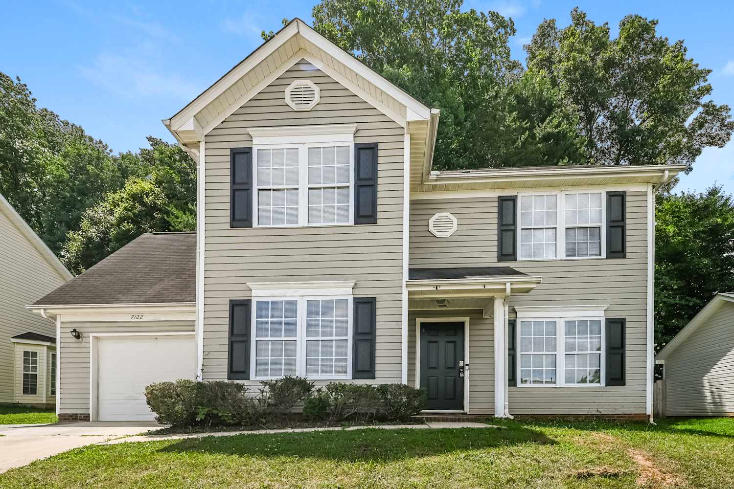 7122 Lowen Rd, Charlotte photo 1