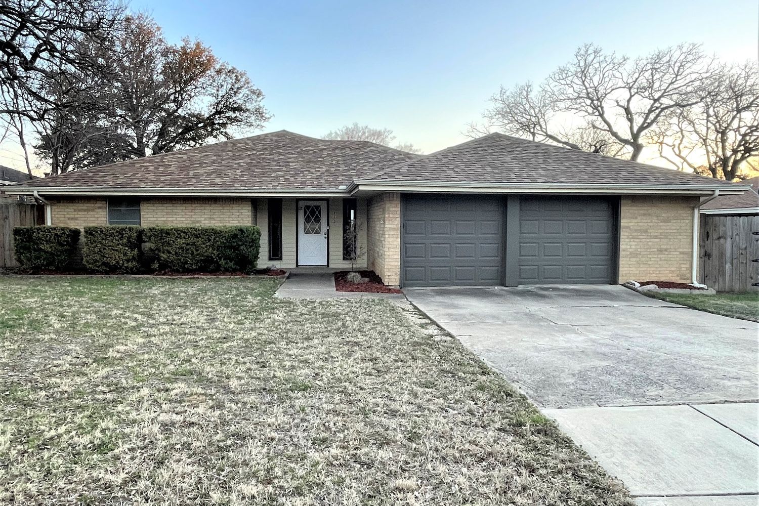 Front of 713 Ridgewood Cir, Hurst, TX