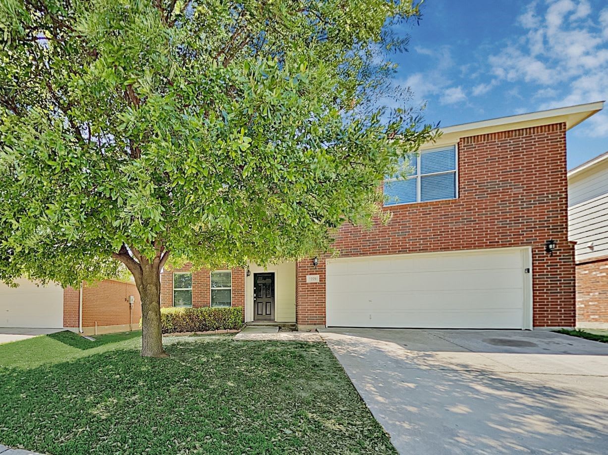 Front of 7221 Little Mohican Dr, Fort Worth, TX
