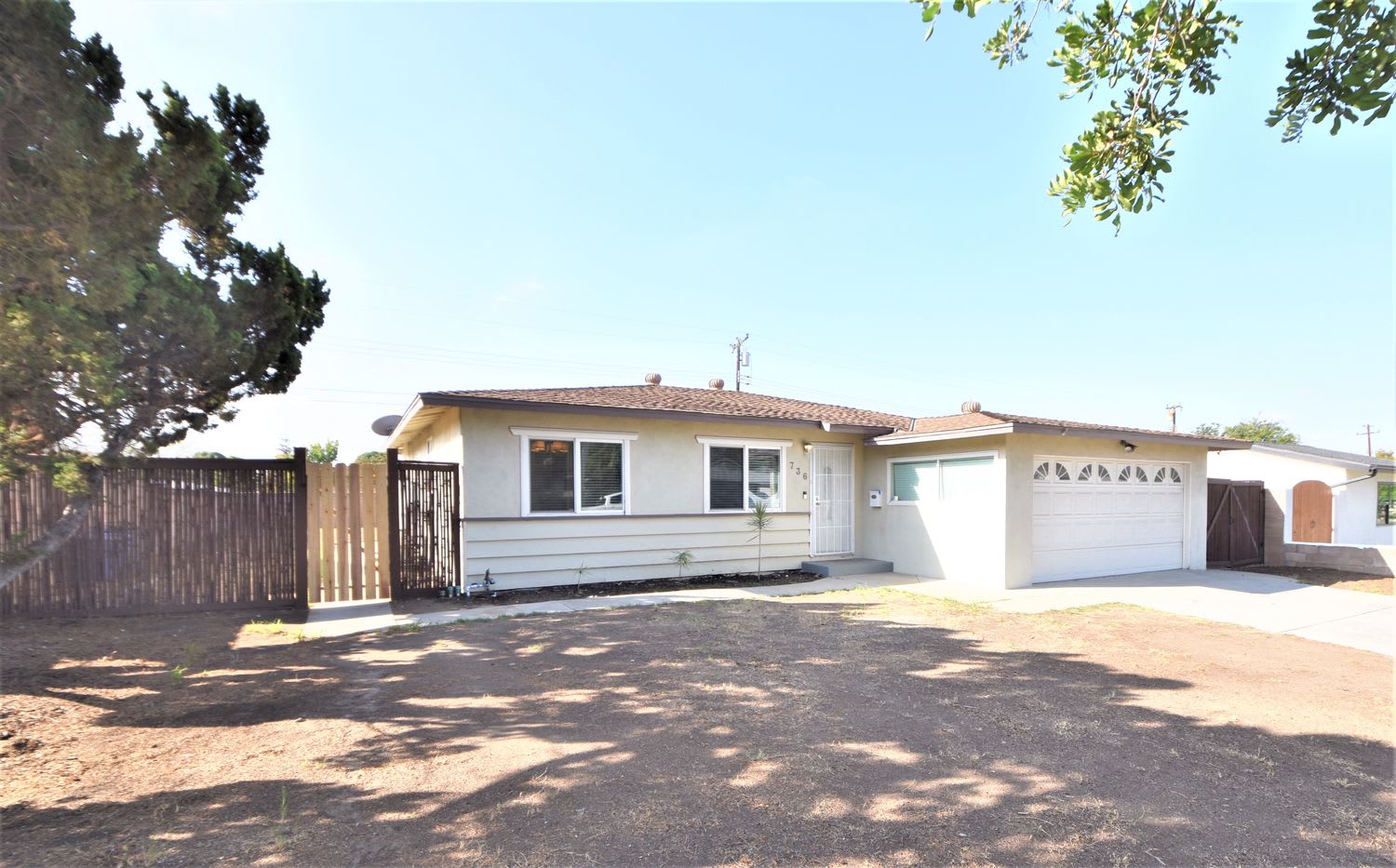 Front of 736 E Newburgh St, Glendora, CA