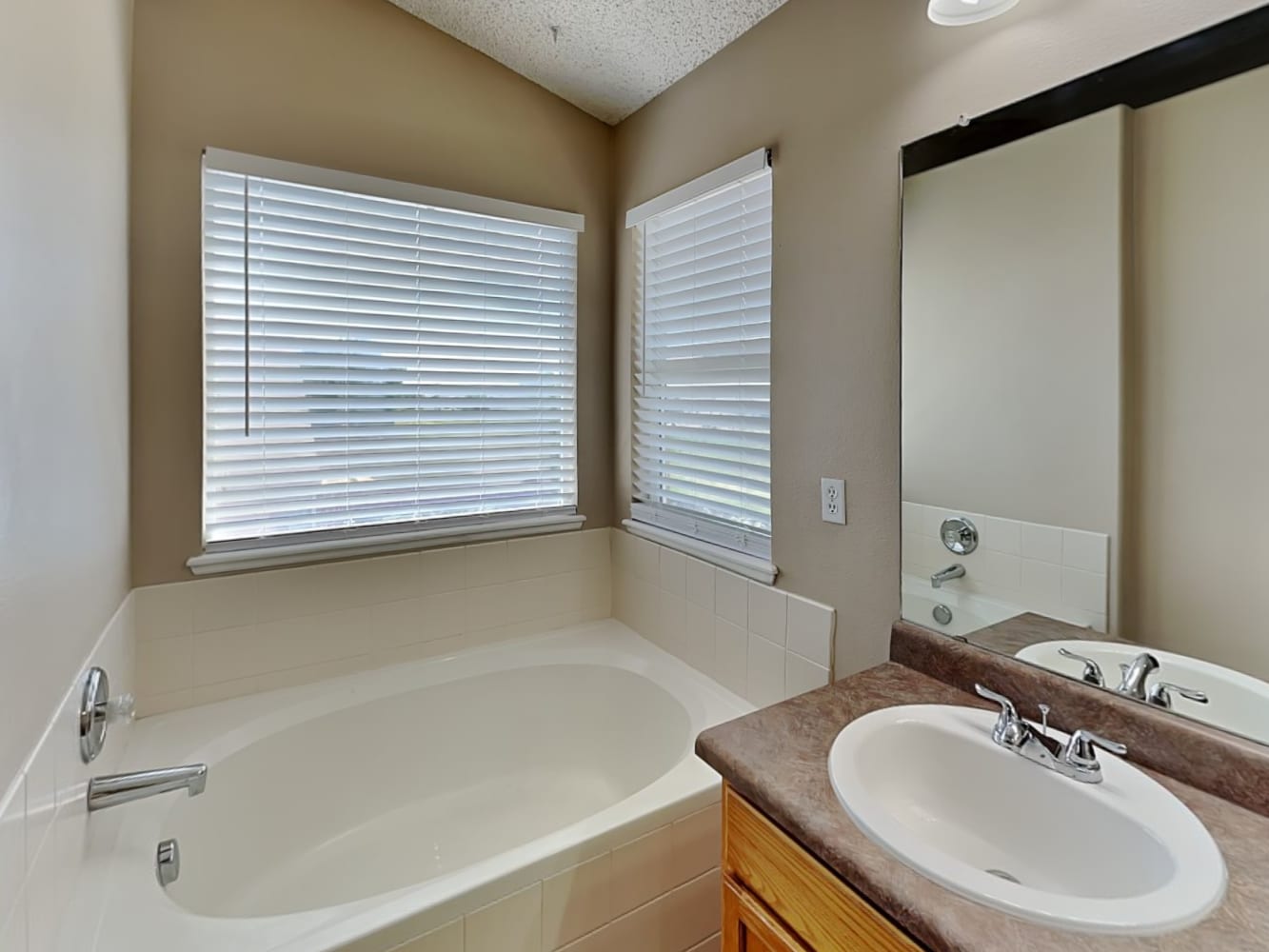 7395 Middle Bay Way, Fountain photo 15
