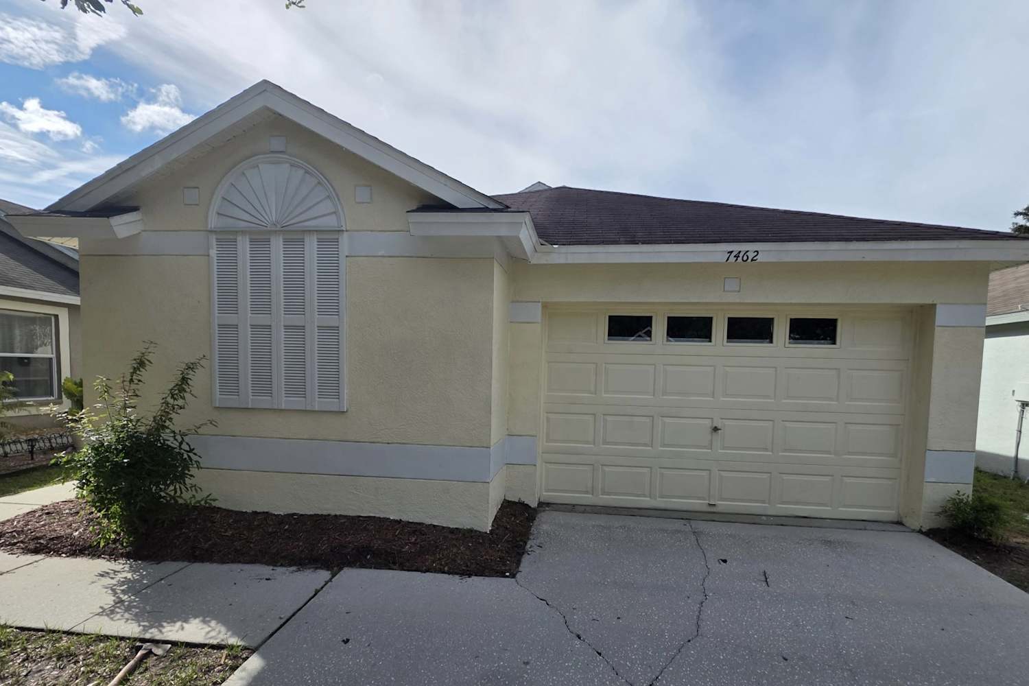 Front of 7462 Oxford Garden Cir, Apollo Beach, FL