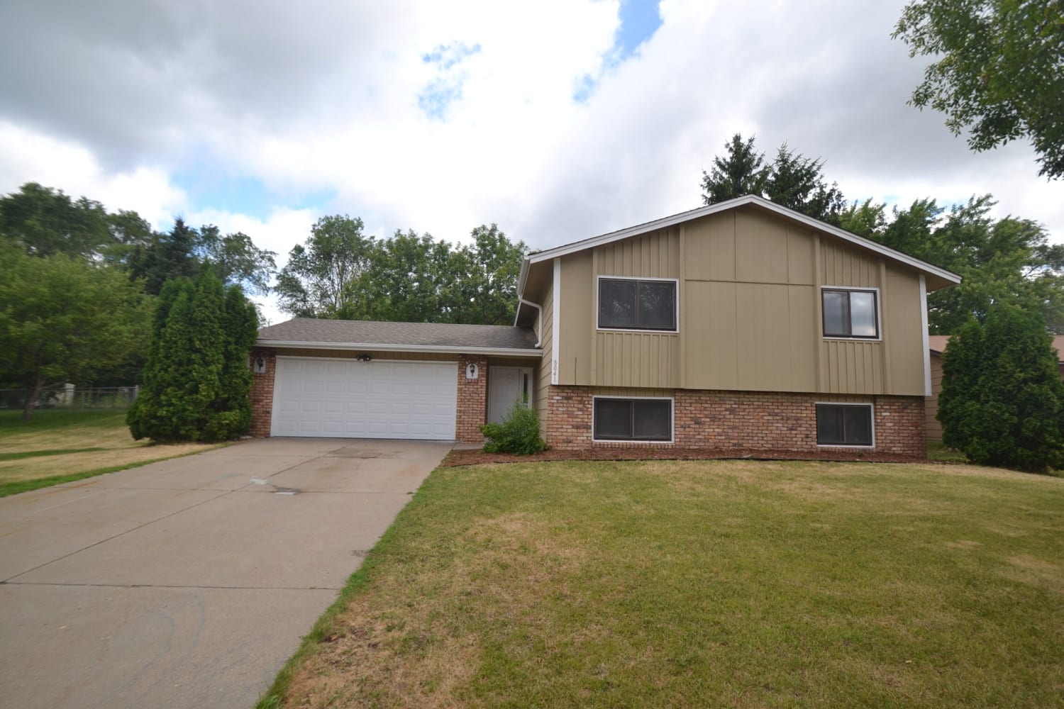 Front of 8041 Camden Ave N, Brooklyn Park, MN