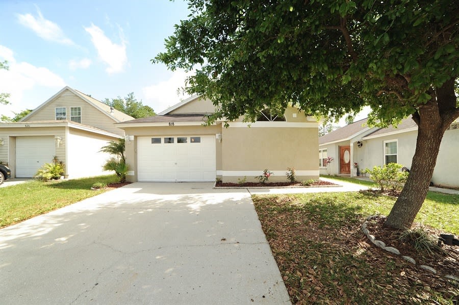 Front of 818 Cape Cod Cir, Valrico, FL
