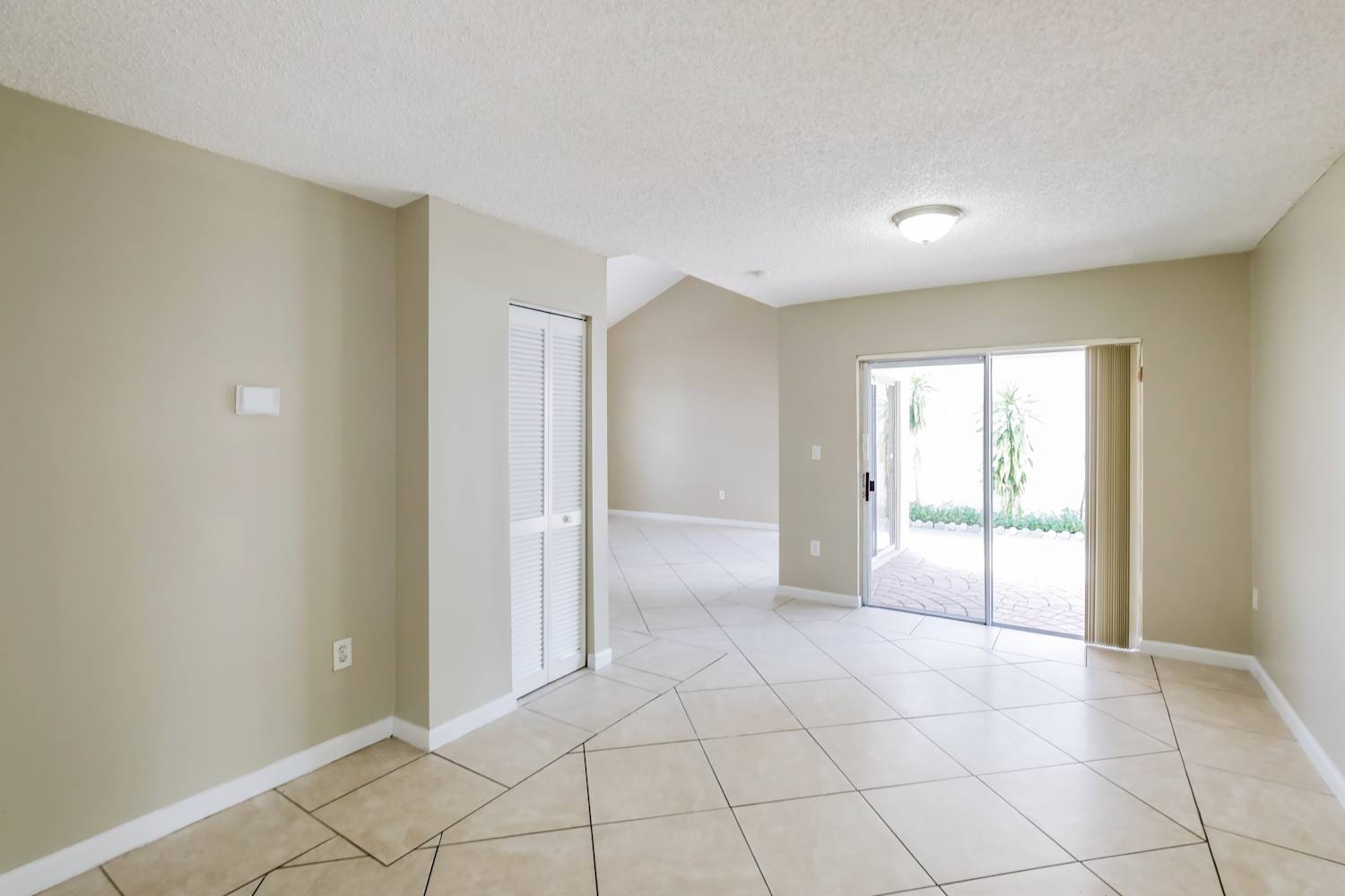 8229 NW 199th Ter, Hialeah photo 9