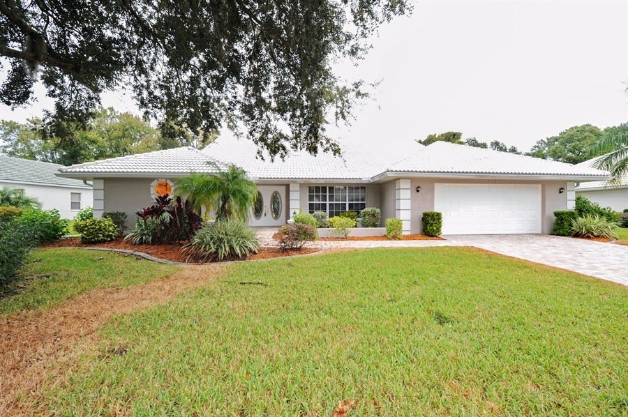 Front of 828 Carnoustie Dr, Venice, FL
