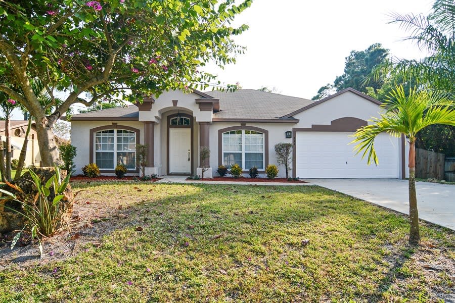 Front of 842 SE Damask Ave, Port Saint Lucie, FL