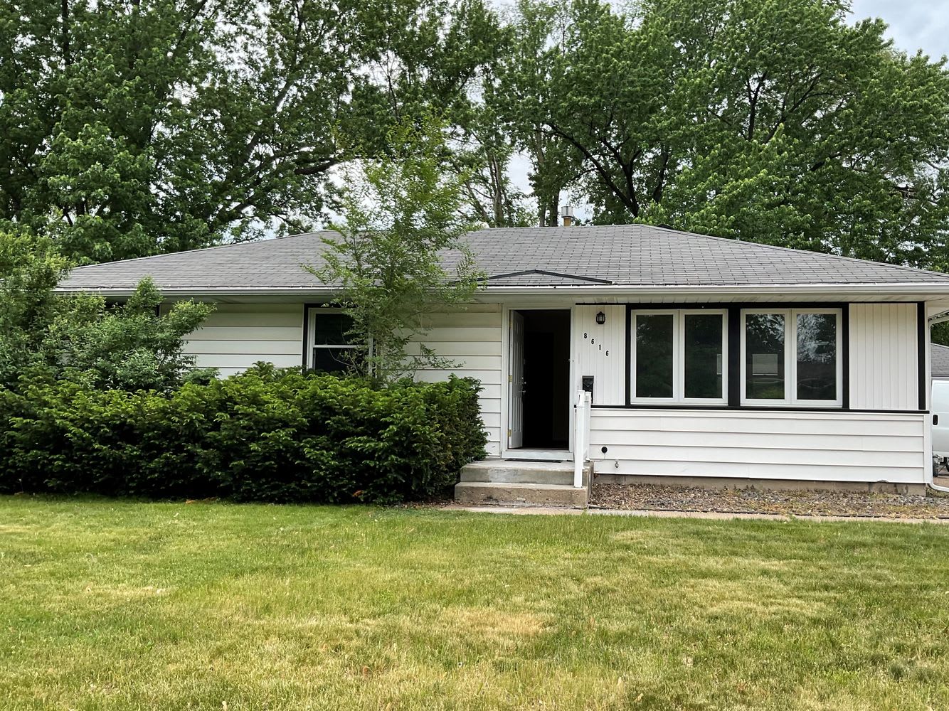 8616 Oakland Ave S, Bloomington photo 1