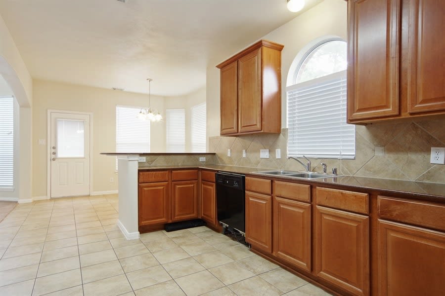 8922 Sailing Dr, Humble photo 7