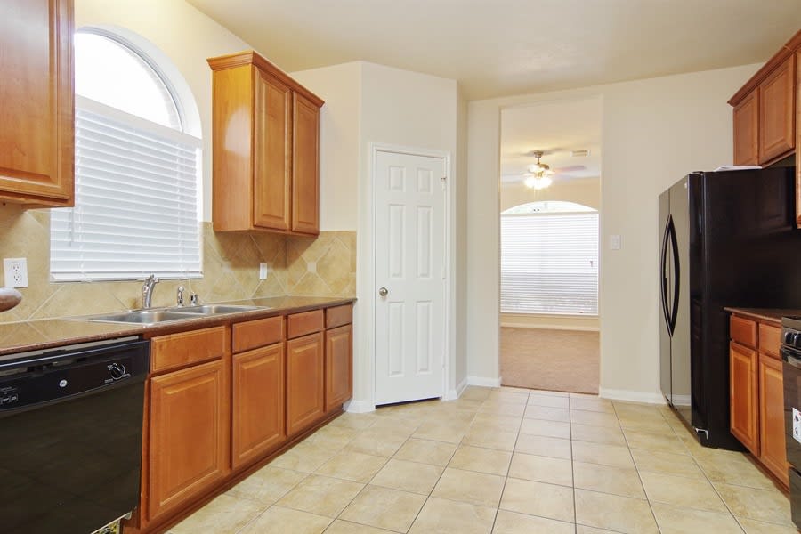 8922 Sailing Dr, Humble photo 8