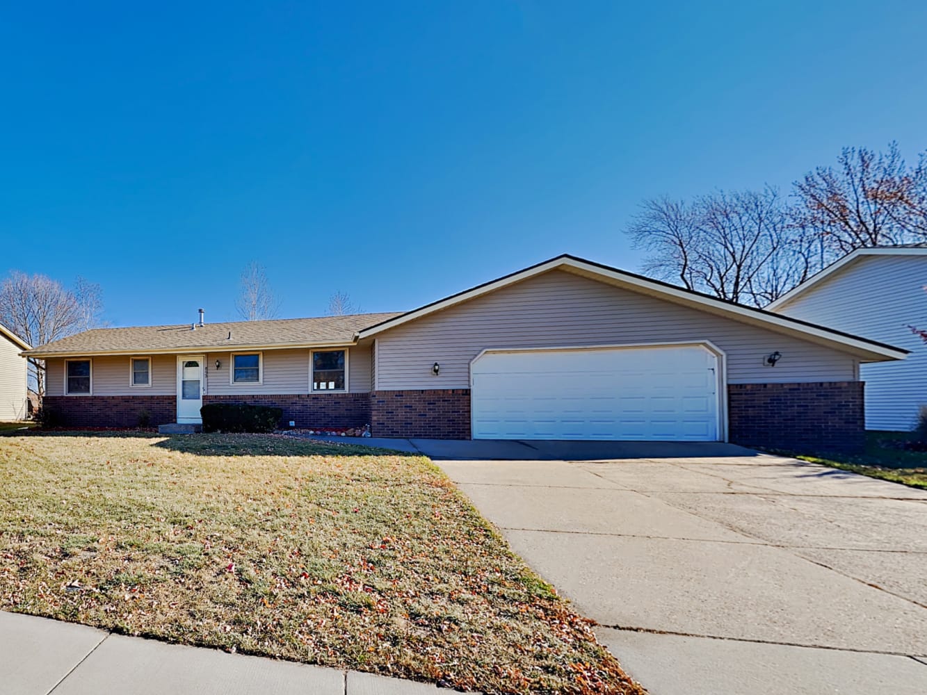 Front of 893 Hopewell Ln, Apple Valley, MN