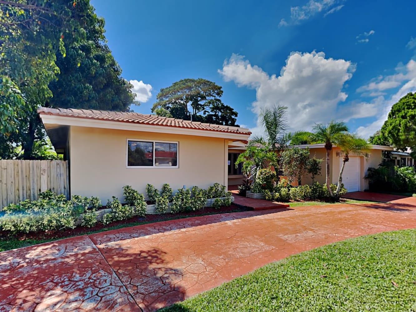 Front of 900 W Camino Real, Boca Raton, FL
