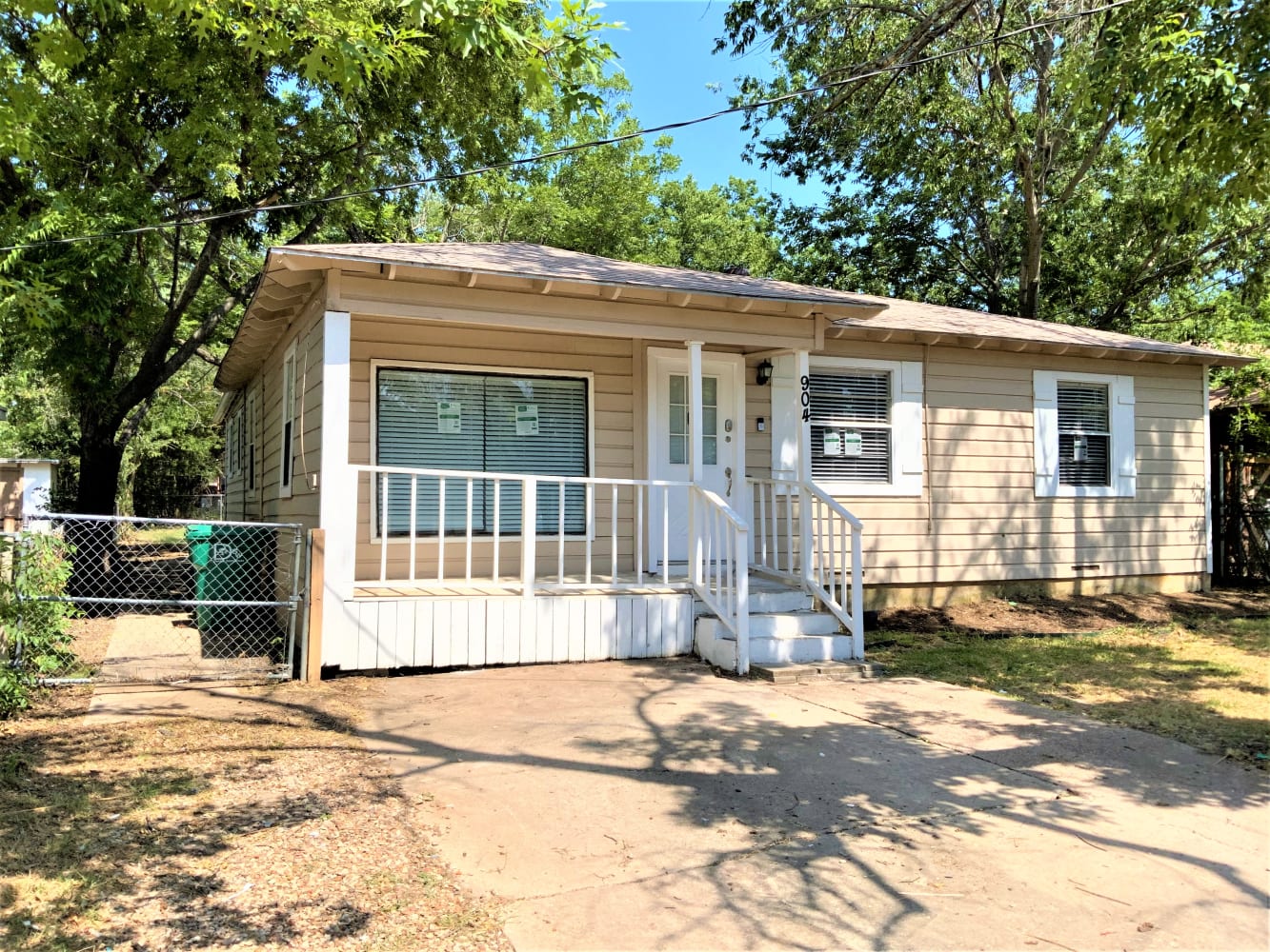 Front of 904 N Wood St, Denton, TX