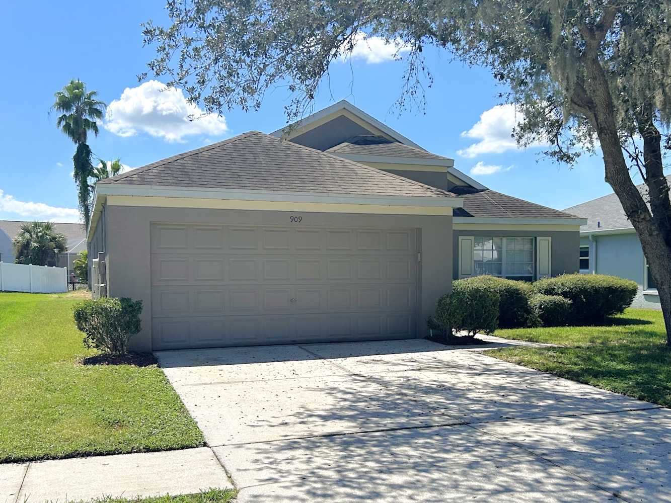 Front of 909 Ridge Haven Dr, Brandon, FL