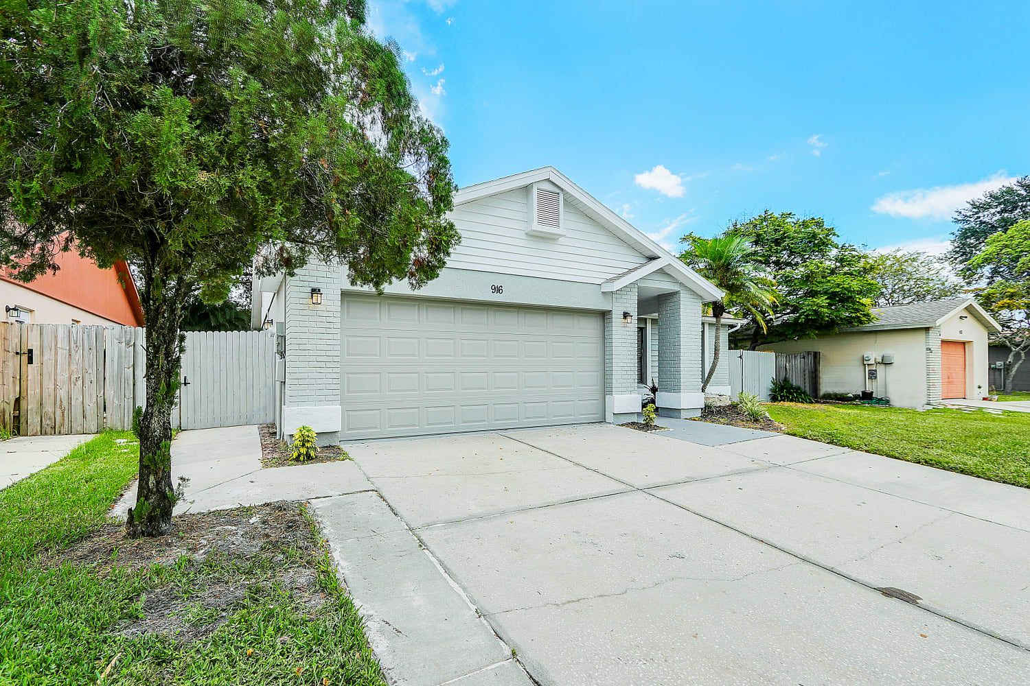 Front of 916 Axlewood Cir, Brandon, FL