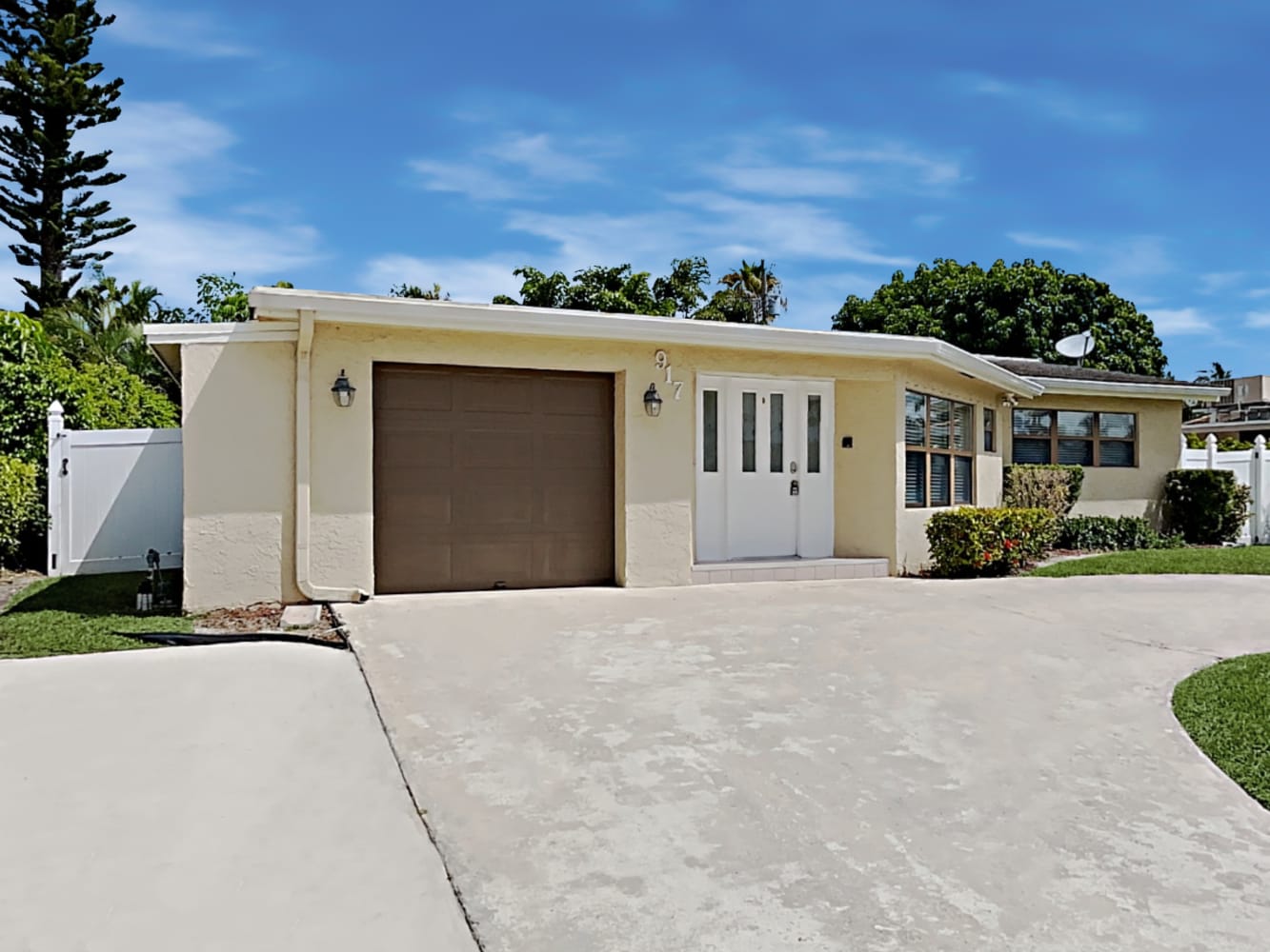 Front of 917 SE 16th Pl, Deerfield Beach, FL