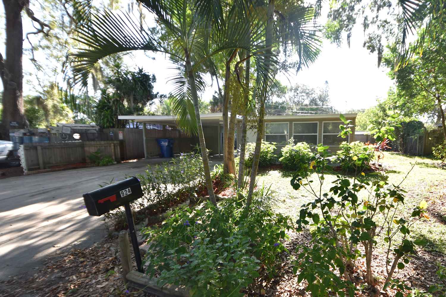 Front of 924 Brookwood Dr S, Saint Petersburg, FL
