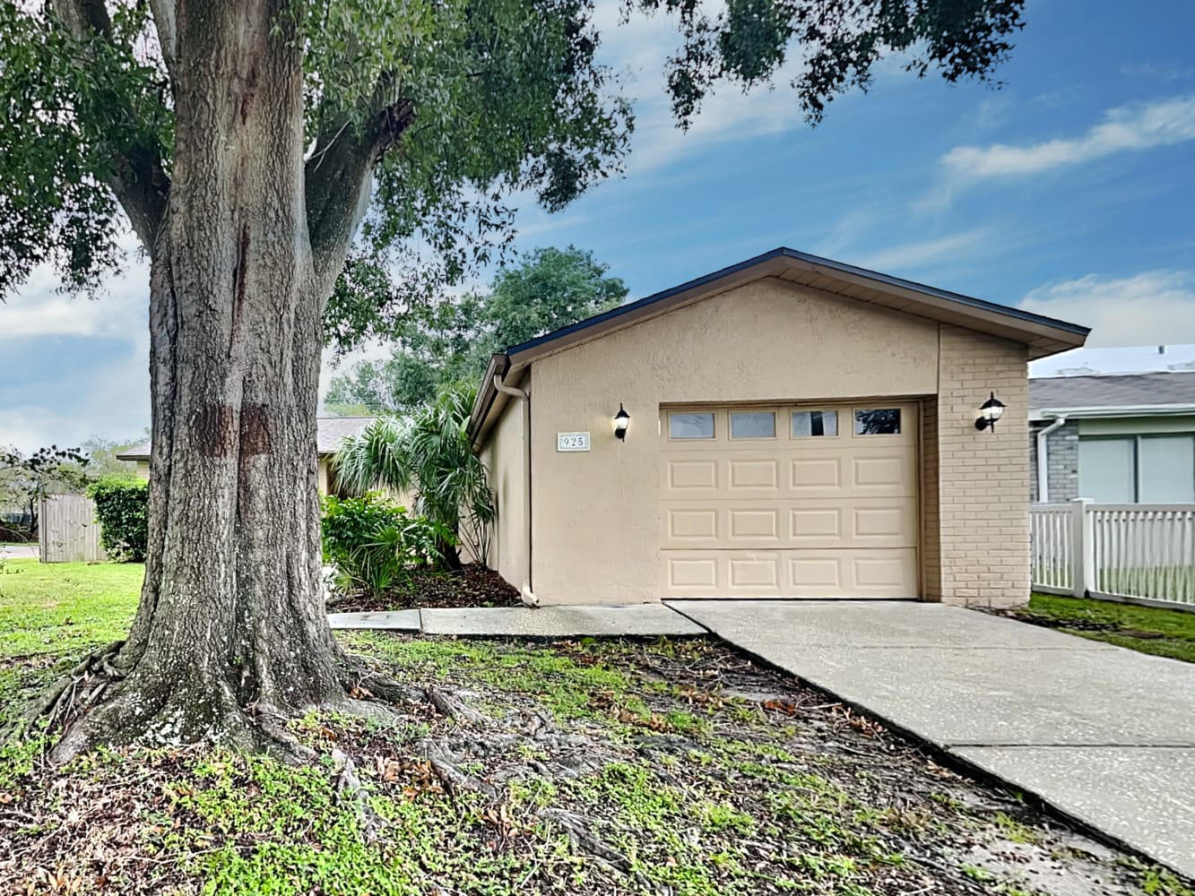 Front of 925 Axlewood Cir, Brandon, FL