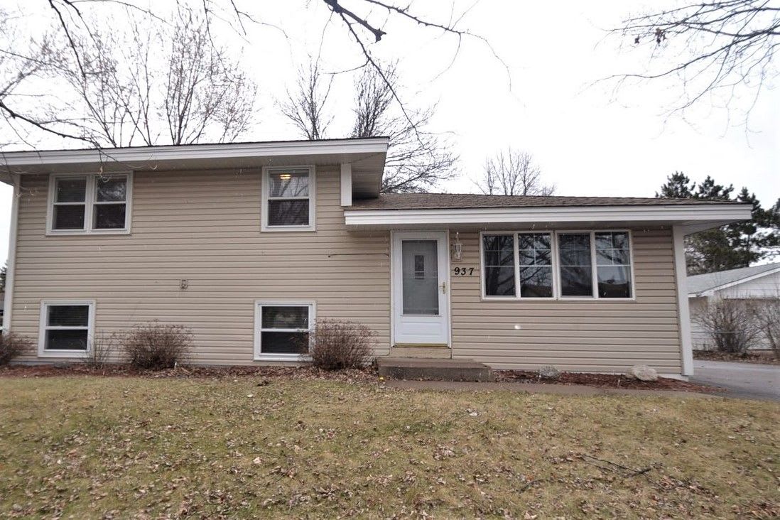 Front of 937 Blackoaks Ln, Anoka, MN