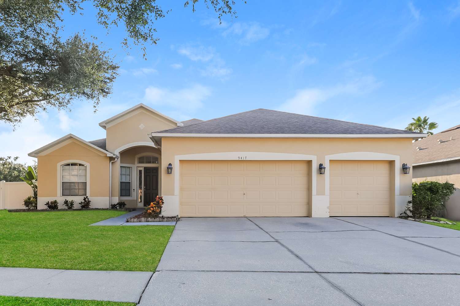 Front of 9417 Laurel Ledge Dr, Riverview, FL