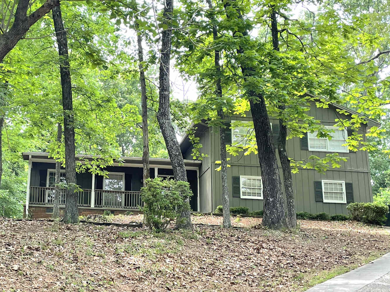 Front of 960 Hunterhill Dr, Roswell, GA