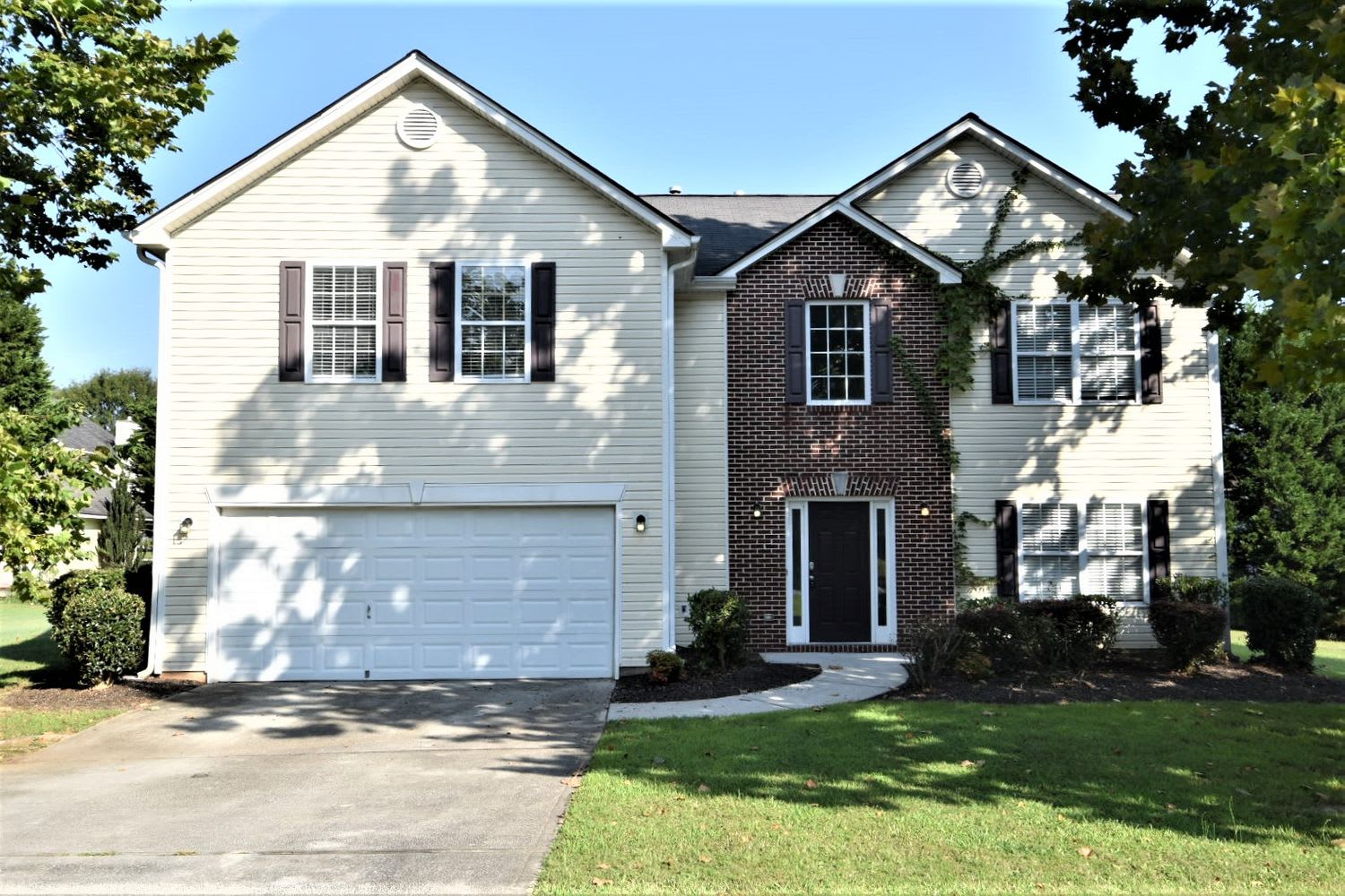 Front of 965 Garden Meadows Cir, Loganville, GA